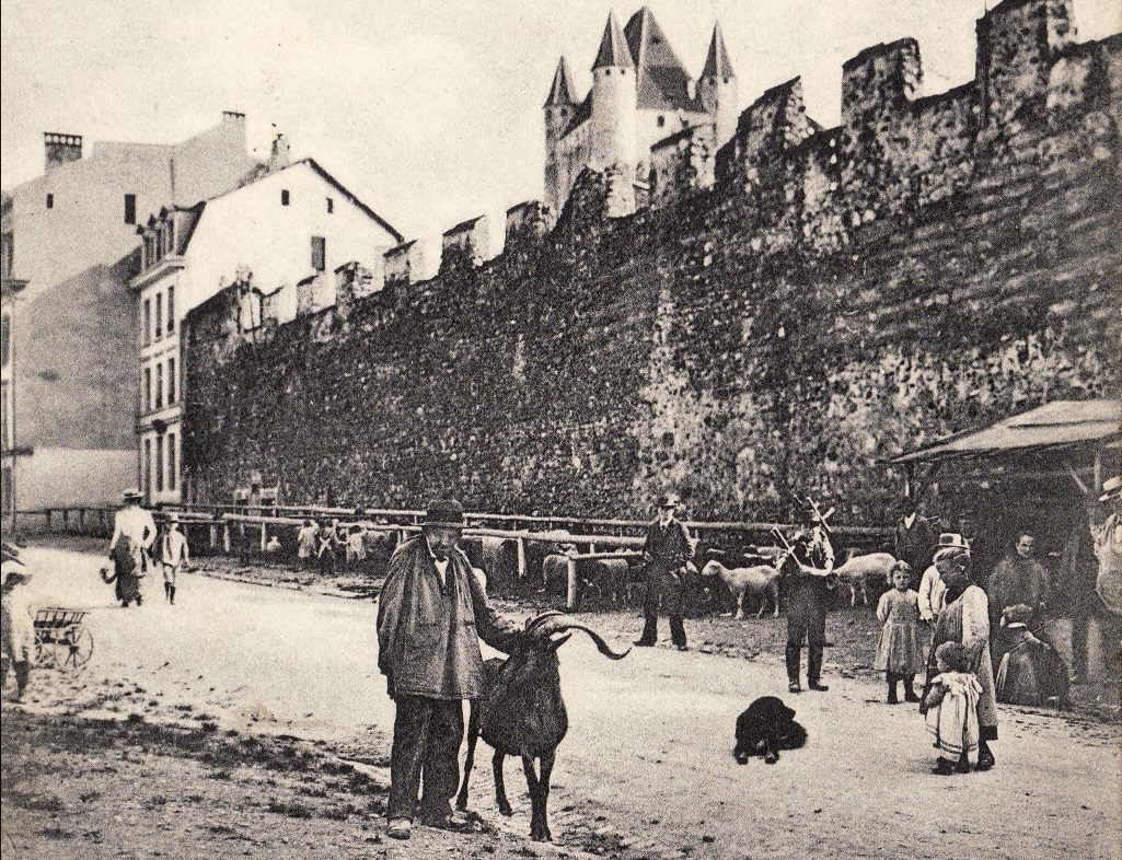Historische Aufnahme von 1905: Ziegenhirte und Passanten vor der Stadtmauer