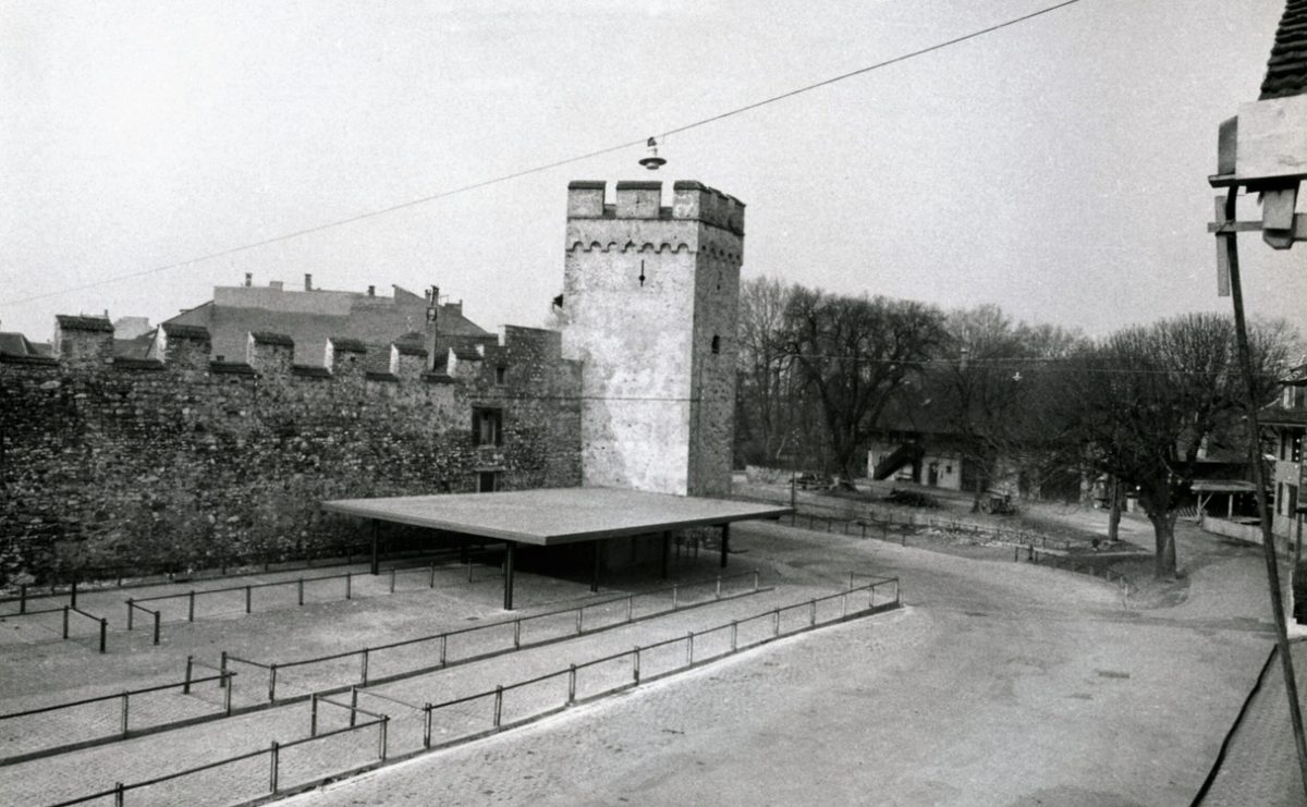 Historische Schwarzweiss-Aufnahme des Turms mit Vordach